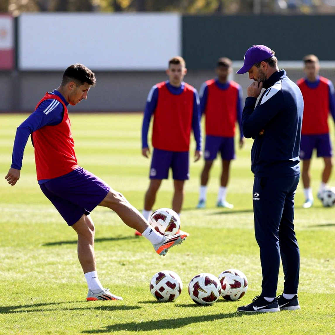 Carlos Álvarez và biệt danh 'Pelusa': Khi América đặt cược vào một cái bóng chưa dài Carlos Álvarez và biệt danh 'Pelusa': Khi América đặt cược vào một cái bóng chưa dài