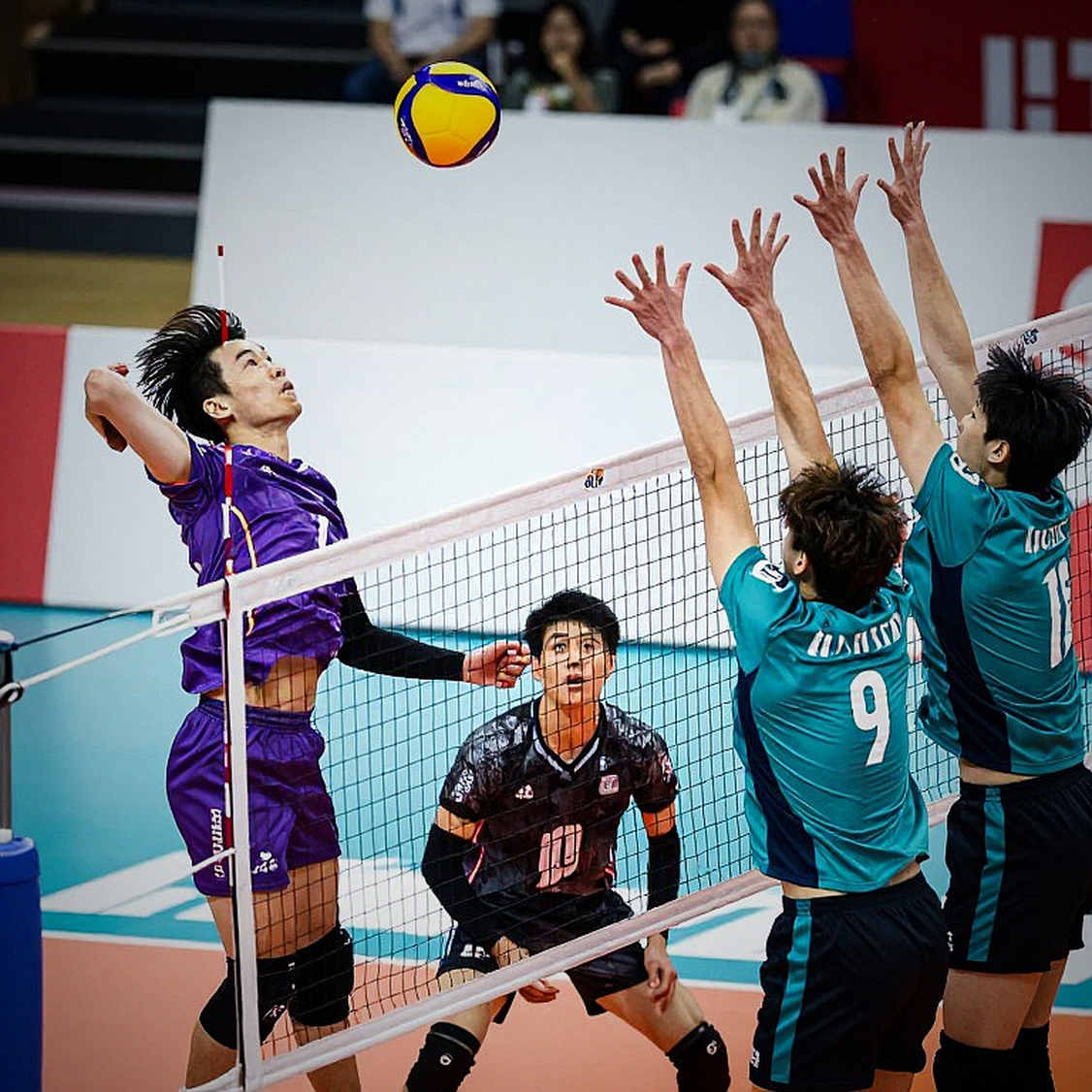 Vùng xám của kỳ chuyển nhượng bóng chuyền Việt Nam: Khi hợp đồng tự do xóa sạch dấu vết của tiền
