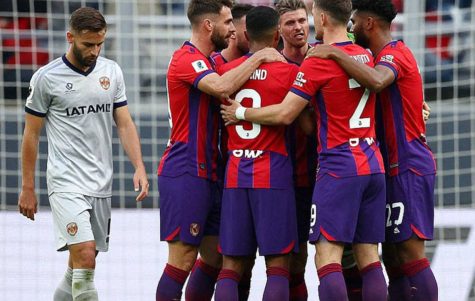 Demiane Agustien tập cùng đội một Arsenal: khoảng cách giữa một buổi tập và một bản hợp đồng